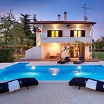 Doris With Private Pool And Large Garden Apartment