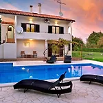 Doris With Private Pool And Large Garden Apartment