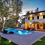 Doris With Private Pool And Large Garden