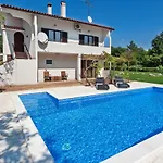Apartment Doris With Private Pool And Large Garden Nova Vas (Porec)