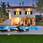 Doris With Private Pool And Large Garden Apartment