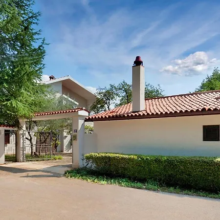 Doris With Private Pool And Large Garden Apartment