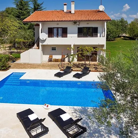 Doris With Private Pool And Large Garden Apartment *