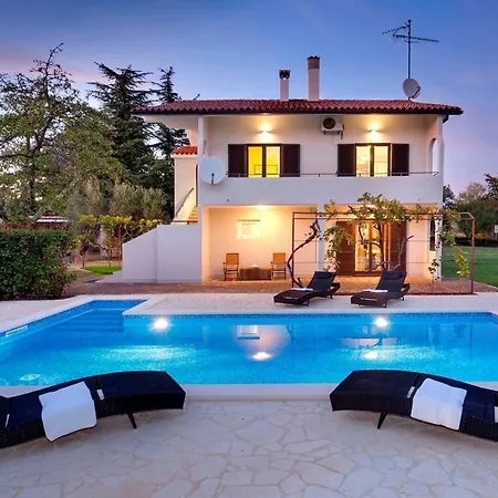 Doris With Private Pool And Large Garden Apartment