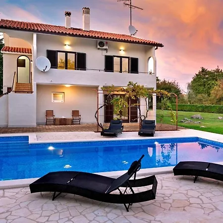 Doris With Private Pool And Large Garden Διαμέρισμα
