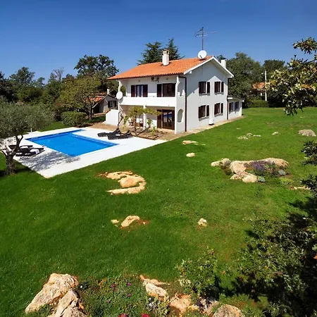 Doris With Private Pool And Large Garden Apartment *