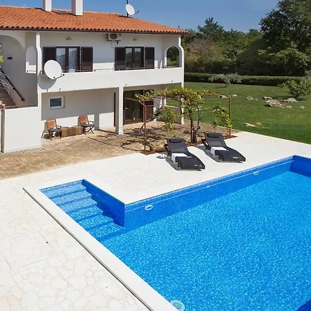 Апартаменты Doris With Private Pool And Large Garden Нова-Вас