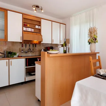 Апартаменты Doris With Private Pool And Large Garden Нова-Вас