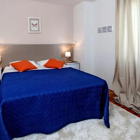Doris With Private Pool And Large Garden Apartment