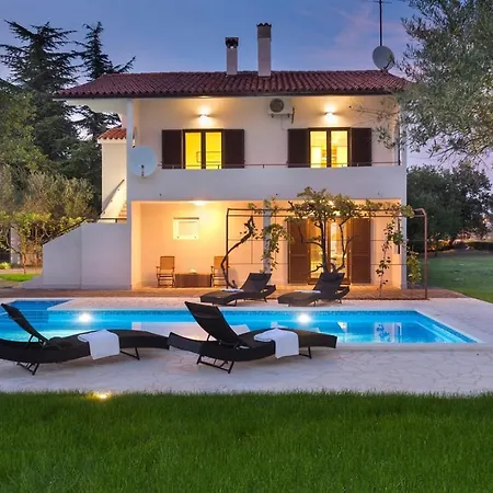 Doris With Private Pool And Large Garden Διαμέρισμα