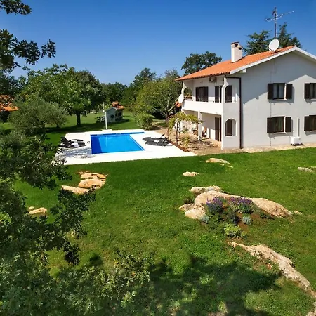 Doris With Private Pool And Large Garden شقة